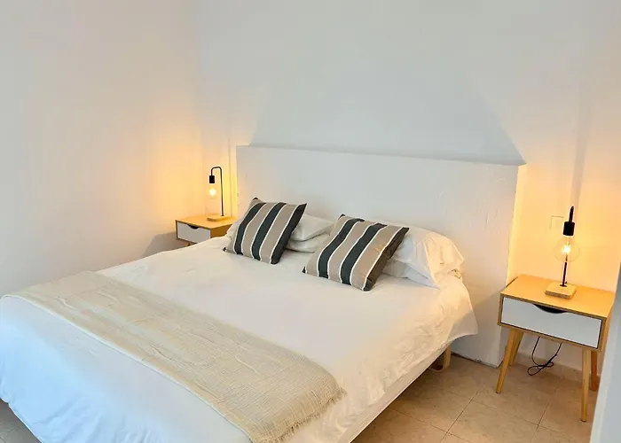 Beachside - 1 Min Walk To *